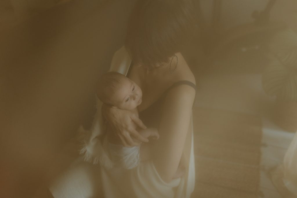 Photographe famille allaitement nouveau-né